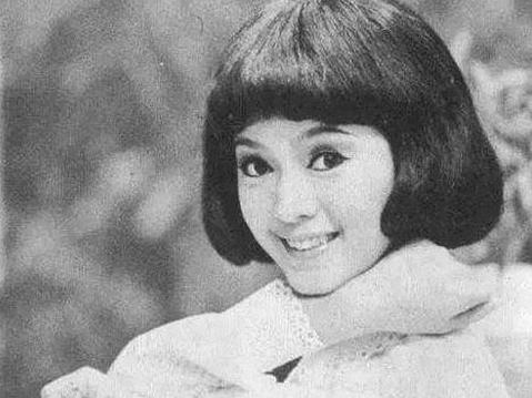 侯佩岑的所有恋情,侯佩岑的妈妈和她老公十指紧扣