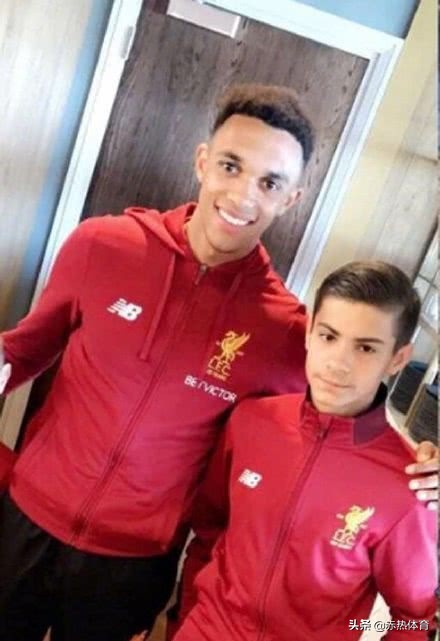 穆里尼奥与球童逐个击掌,穆鸟回击嘘声