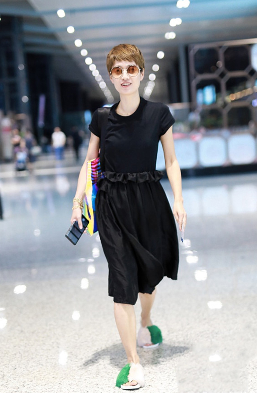 马伊琍t恤配中款裙,马伊琍条纹t恤女