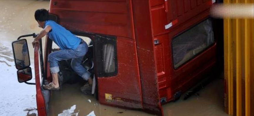 卡车水堵漏水怎么处理,卡车泡水