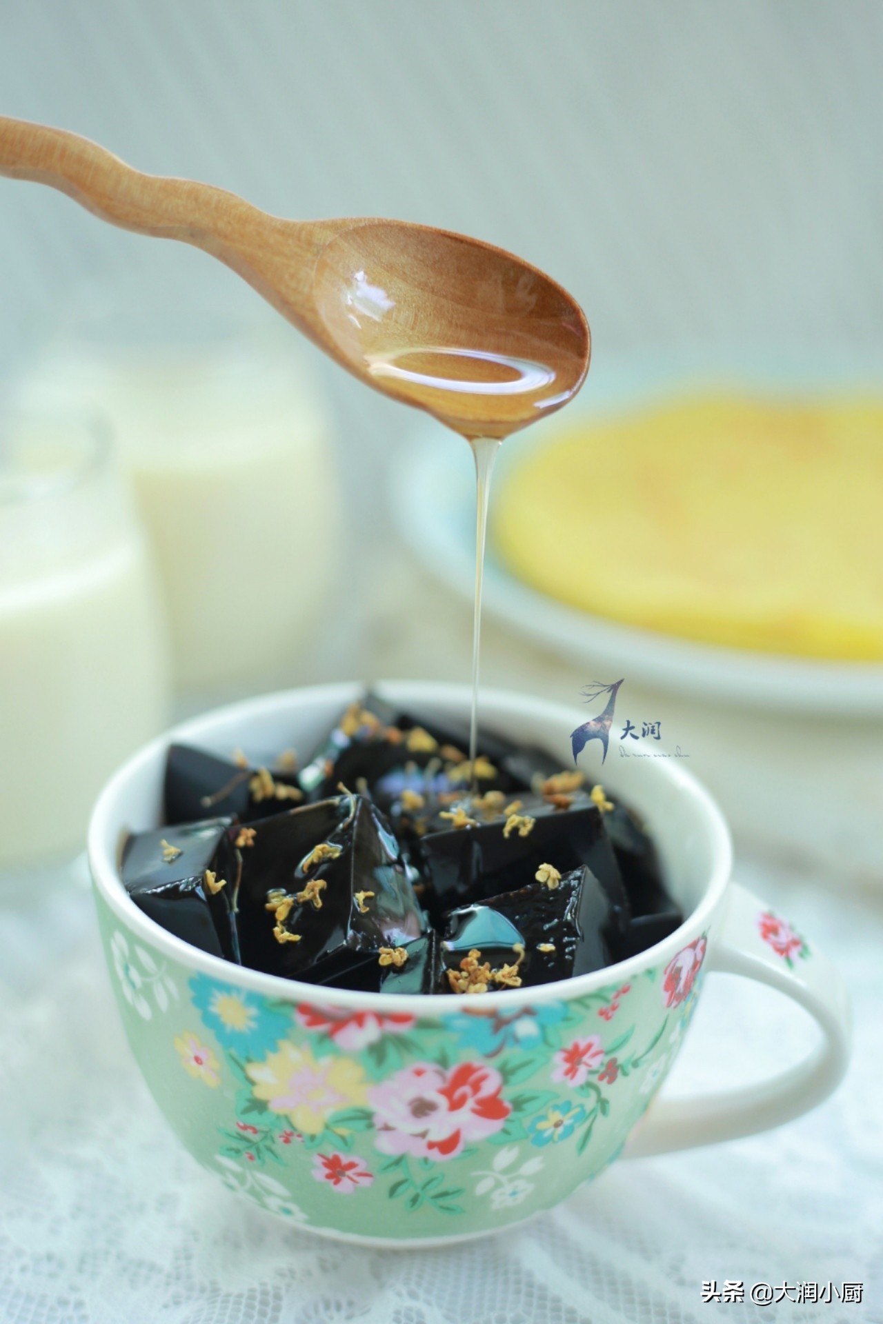 自制龟苓膏清热消暑的必备饮品,龟苓膏熬成糊