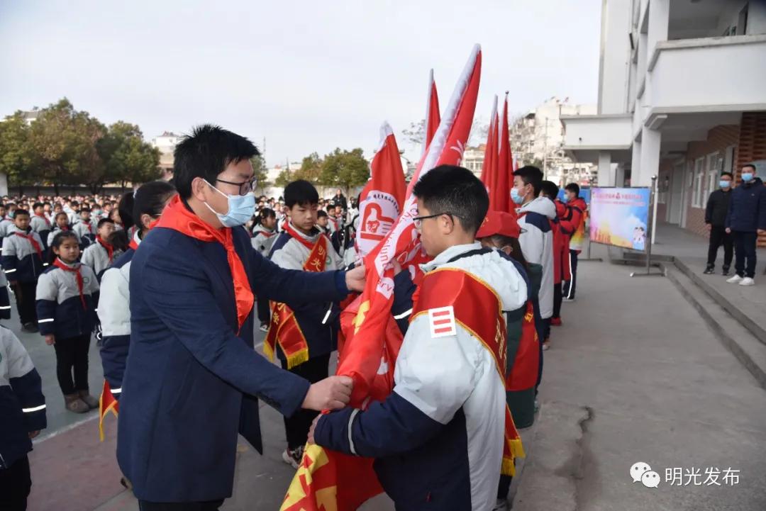 雷锋精神真实图片,雷锋精神特写镜头