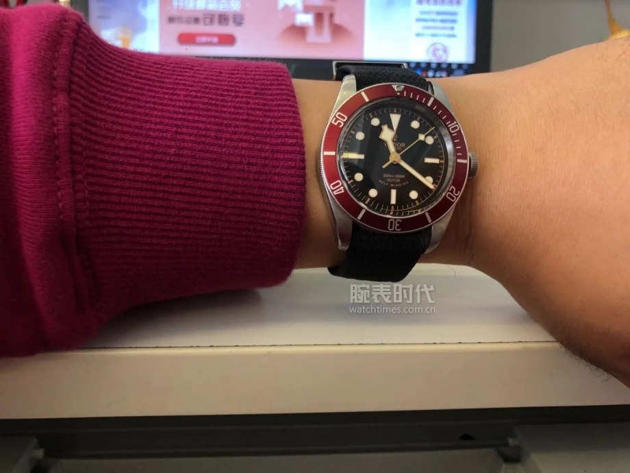 网友晒自己微信好友数量,网友晒1300手表