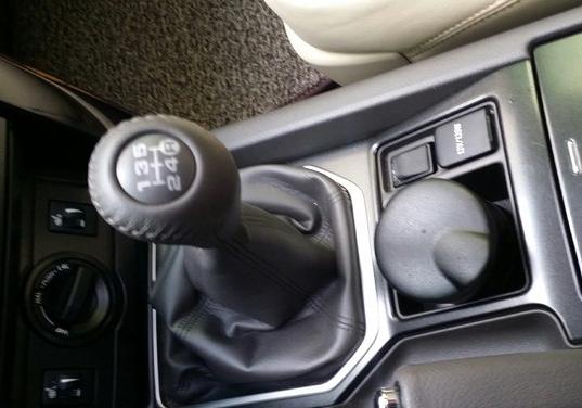 女上司座驾颠覆大家人生观，手动版普拉多，本市估计找不出第二辆