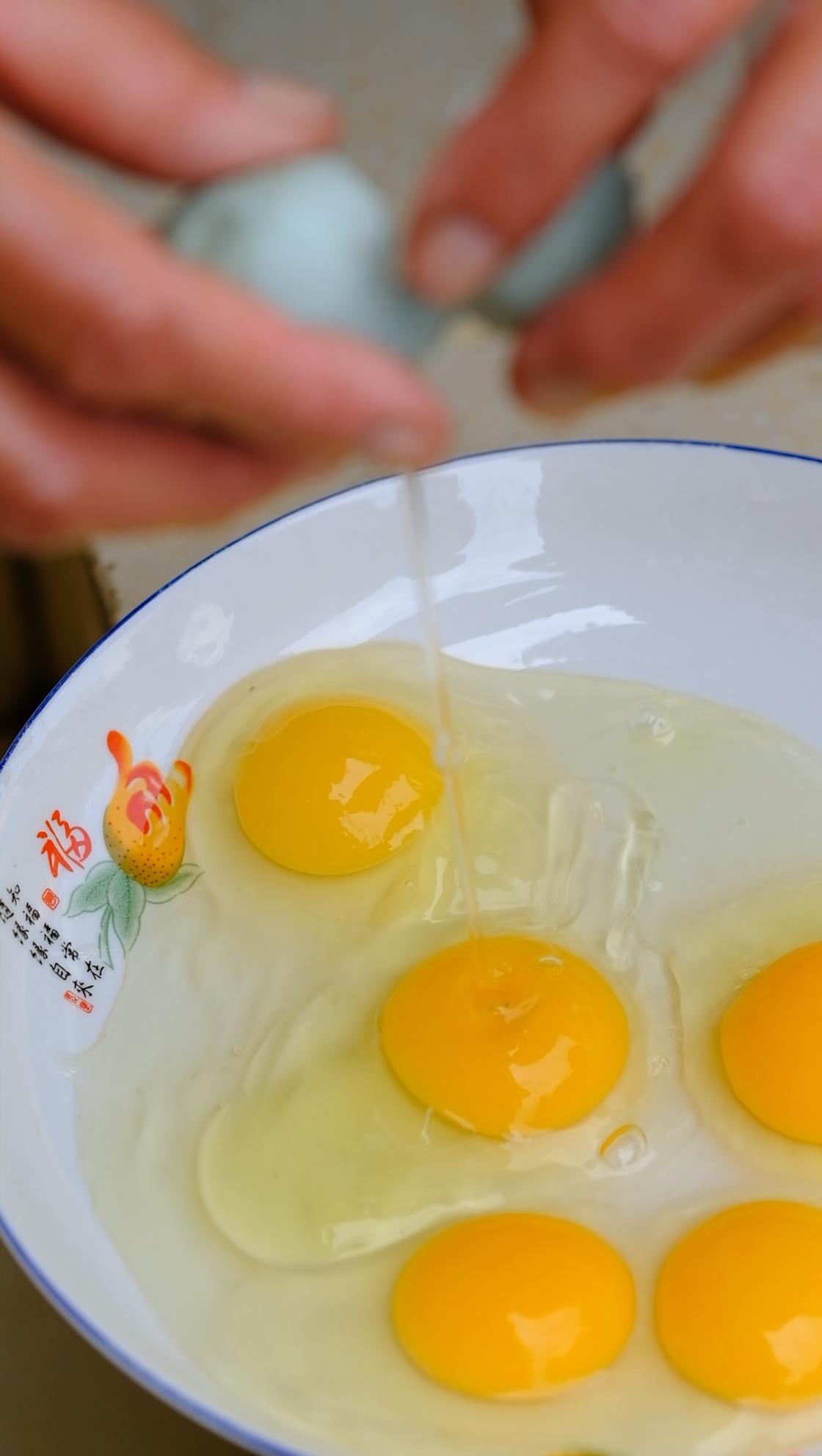 卖完公鸡留母鸡生蛋，不按斤按盒卖70-100块，居然收入千万