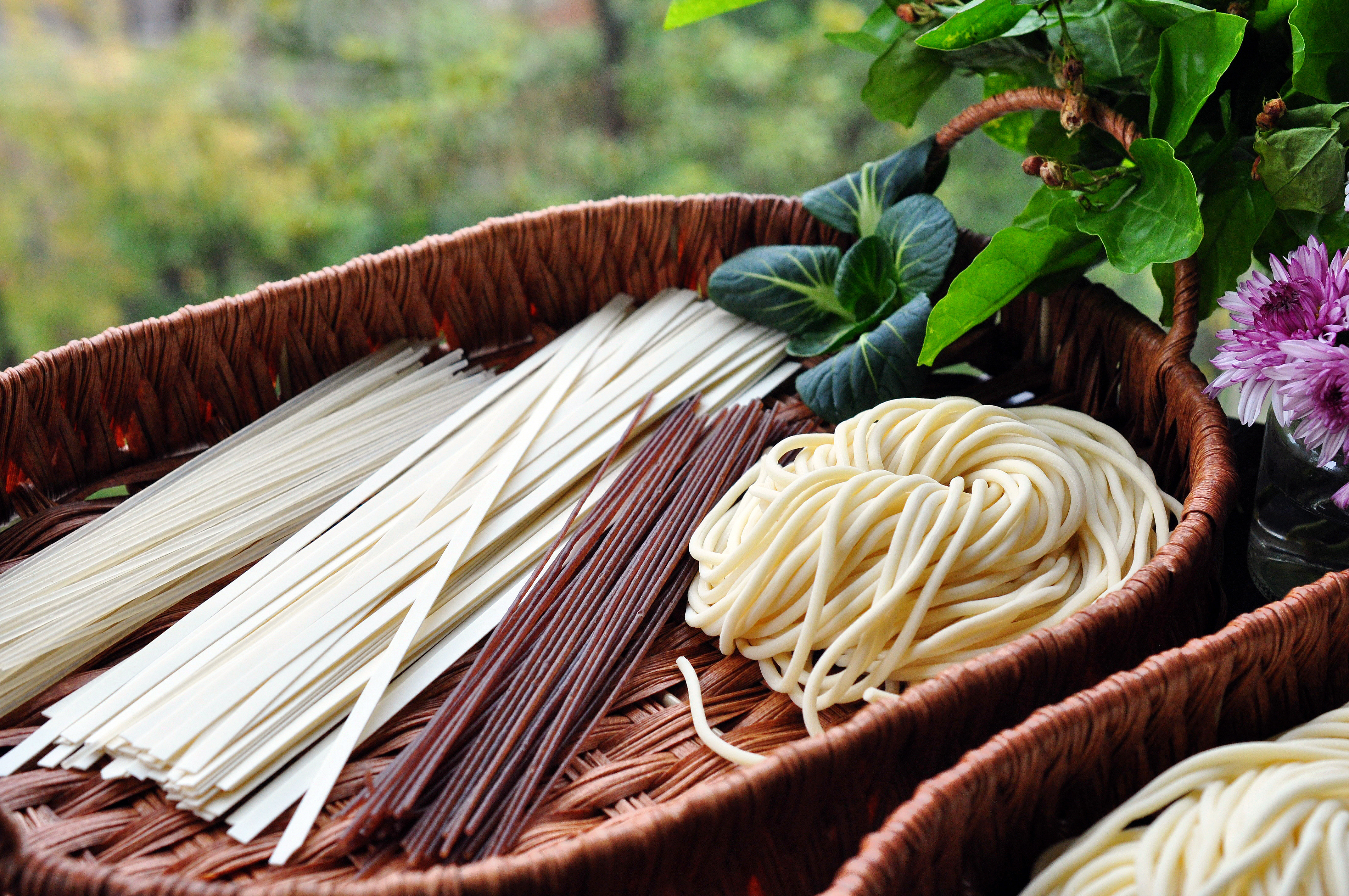 煮面条开水下锅还是冷水下锅,煮面条应该开水下锅还是冷水下锅