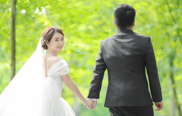 毕业班27名男生穿西装，给班里唯一女生备婚纱，只为圆她心中梦