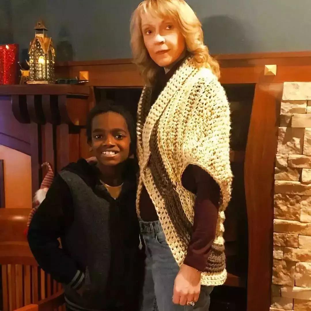 19万人看男生玩编织?从非洲弃婴到全美偶像,11岁男孩用6年逆袭人生...