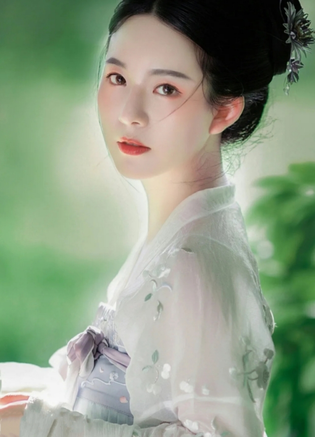 《七律》九首：月明渐觉滩声转，星散虚回波影同