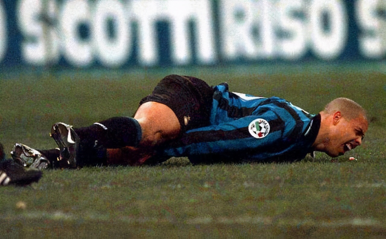 踢足球很容易伤到膝盖,踢足球常受的伤