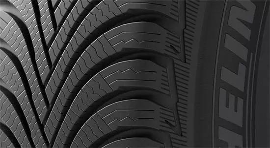 行驶中车辆突然爆胎紧急处理,行驶中汽车爆胎如何自救