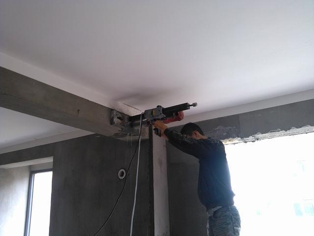 物业不让梁上打孔偷偷打了怎么办,物业不让打孔怎么装中央空调