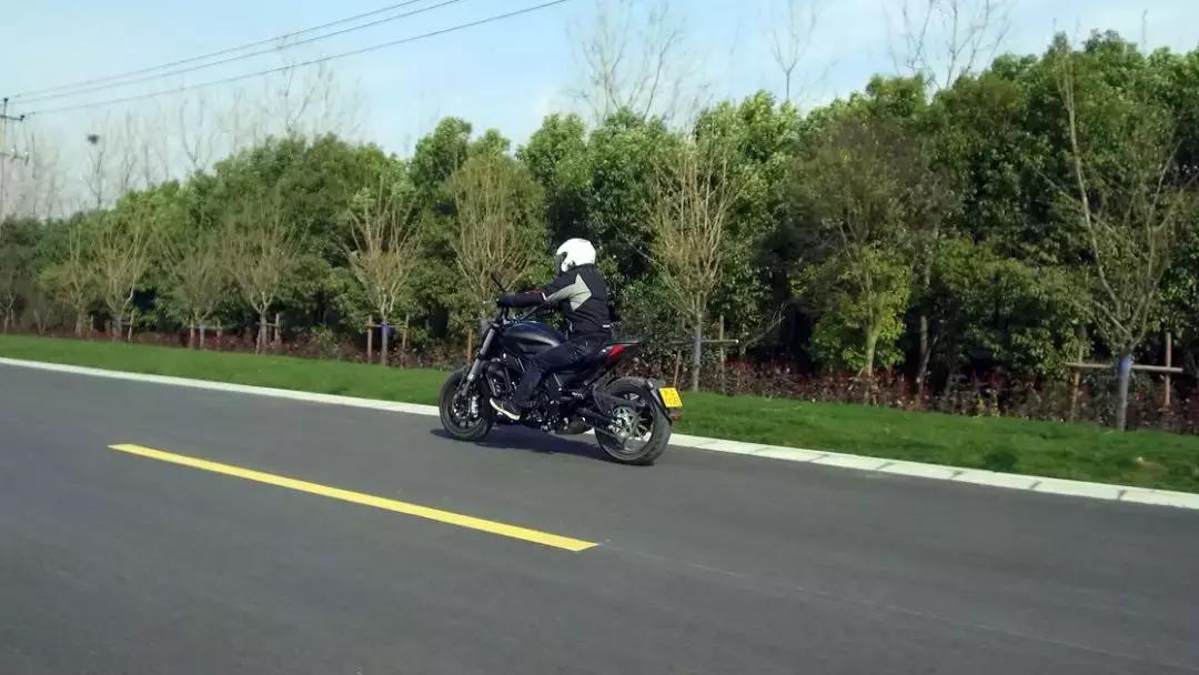 贝纳利502c和本田cb500x哪个好,贝纳利502c评测骑士网