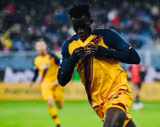 1月的他在加纳高中踢球；11月的他在慕帅麾下替补出场，一战成名