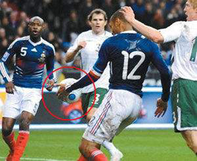 足球上帝之手是什么梗,足球史上十大悲惨瞬间