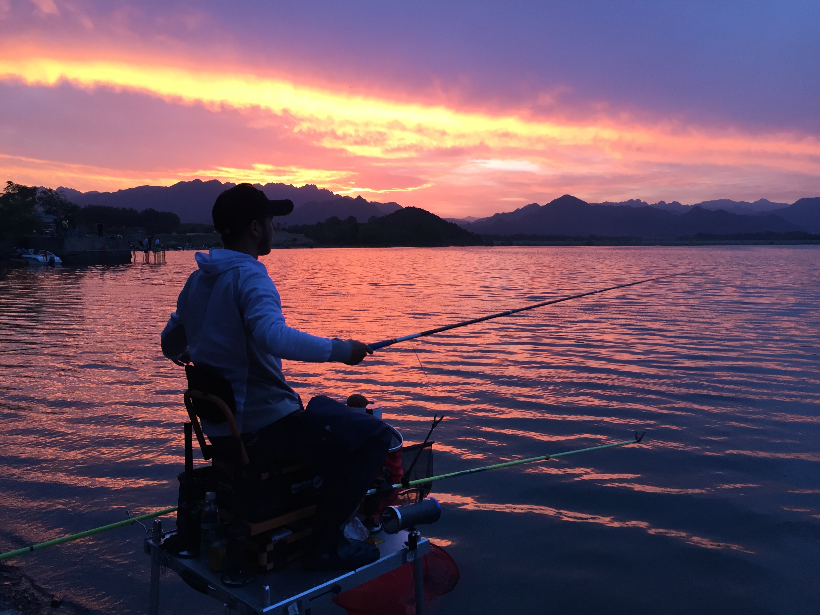 河里野钓长竿短竿哪个更好,水库野钓钓竿怎么选好用