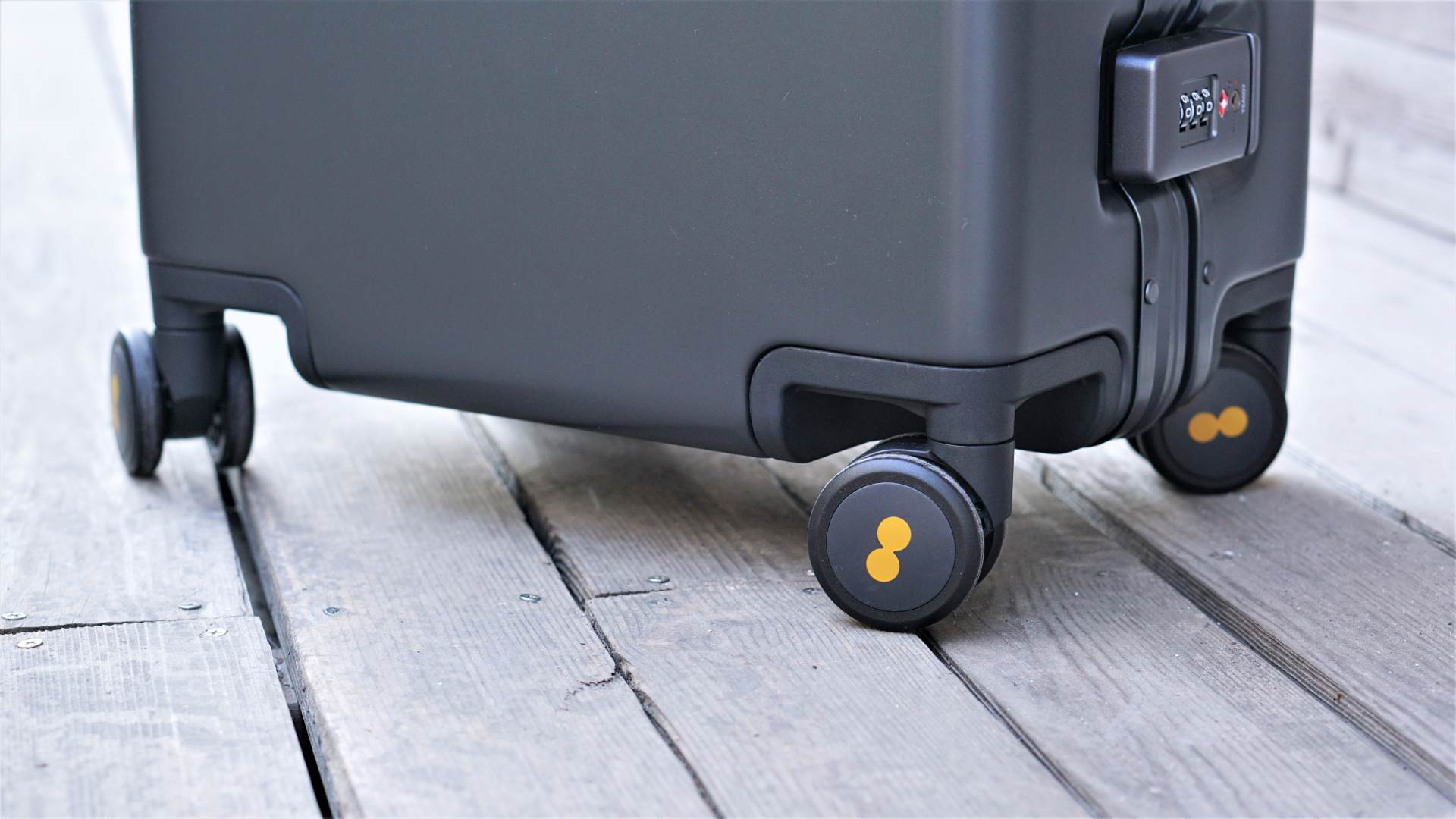 地平线8号行李箱24寸什么颜色好看,地平线8号行李箱和90分行李箱测评