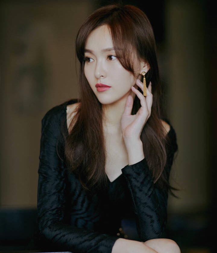 怎么将齐刘海弄成唐嫣那样的刘海,孙俪短发刘海修剪教程