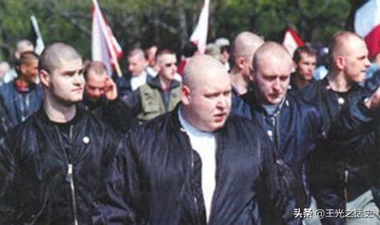 和德国纳粹不共戴天的俄罗斯，为什么有“光头纳粹”?