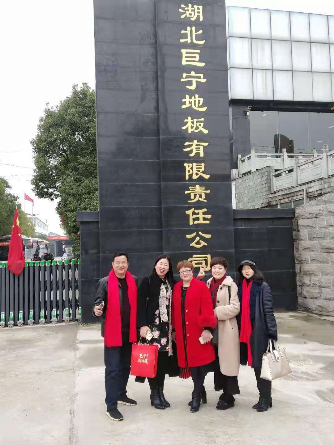 巨宁地板和大自然地板哪个好,巨宁地板和圣象地板哪个好