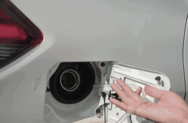 油表灯亮实测油箱还有多少升油,实测油表灯亮了还能开多少公里