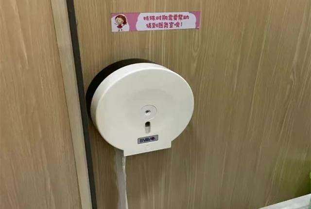 小学女生厕所现“温馨提示贴”获家长称赞，引出评论区“回忆杀”