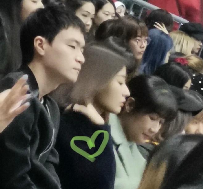 都暻秀来exo演唱会,exo演唱会都暻秀寸头红衣服