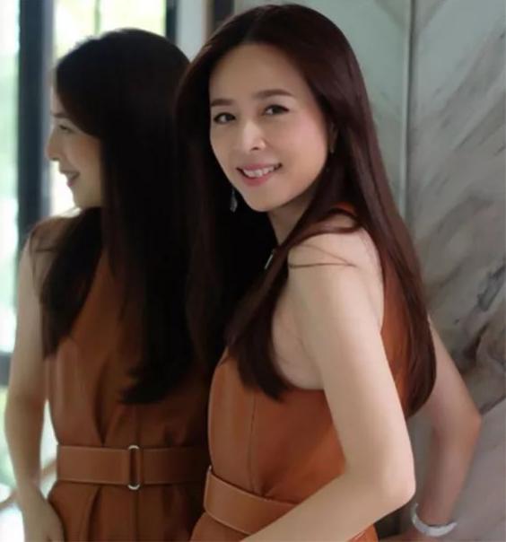 泰国女首富伍伦盼足球,泰国女足总经理伍伦盼写真