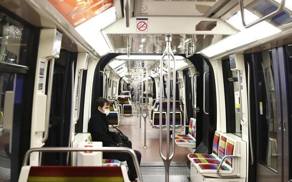 在贴满了一百万张贴纸之后,我快不认识巴黎地铁了…