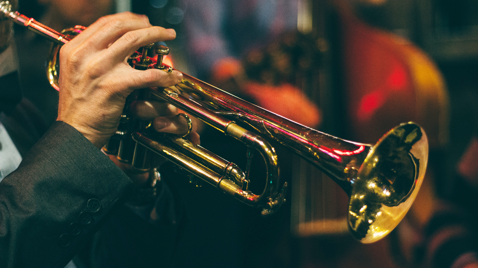 奥黛丽赫本歌曲月亮河歌词大意,奥黛丽赫本出场时的经典音乐