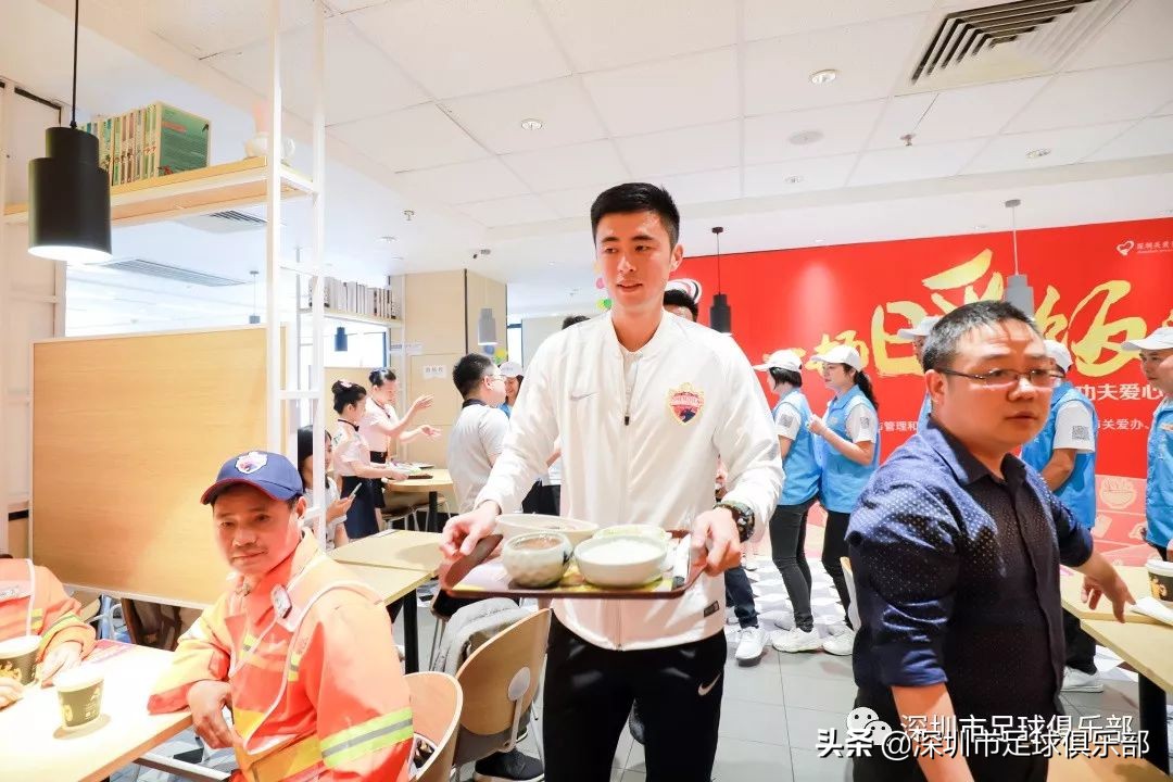 爱心志愿者为环卫工人送餐,暖心志愿者为环卫工人送上爱心粥