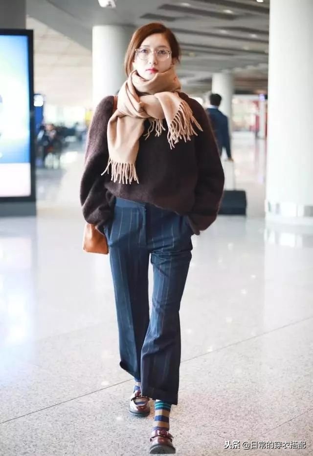 杨幂机场秀穿搭,机场走秀女明星