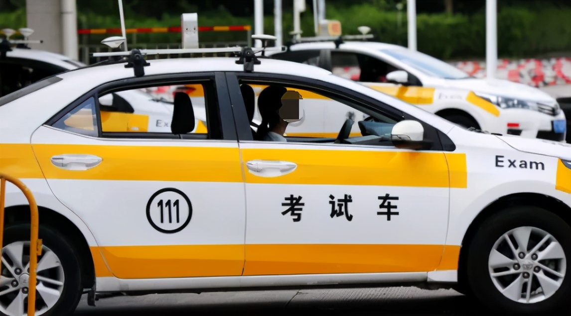 学员考科目二太紧张，不到10分钟就结束考试，下车后整个人又紧张起来！