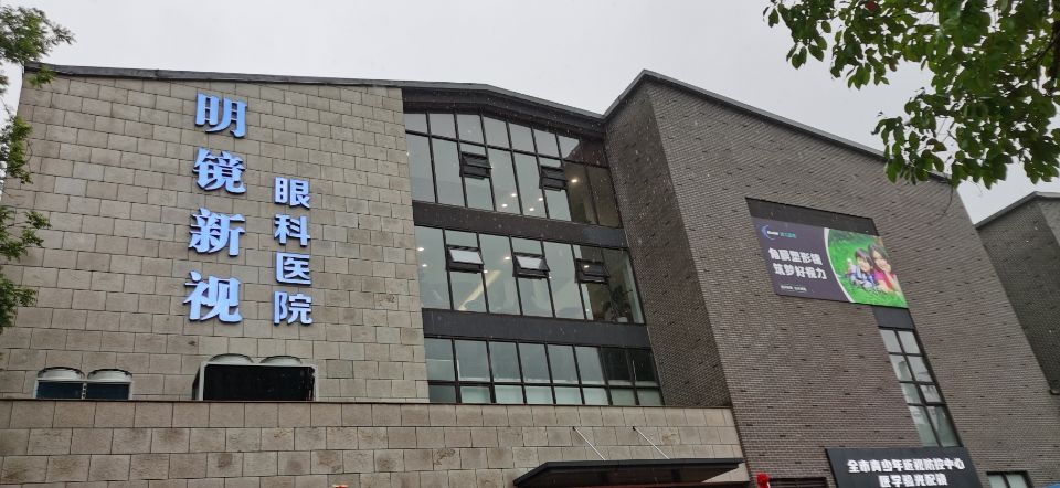 打着雨伞排着队!南充嘉陵昨天开业的这家医院竟然这样受欢迎……