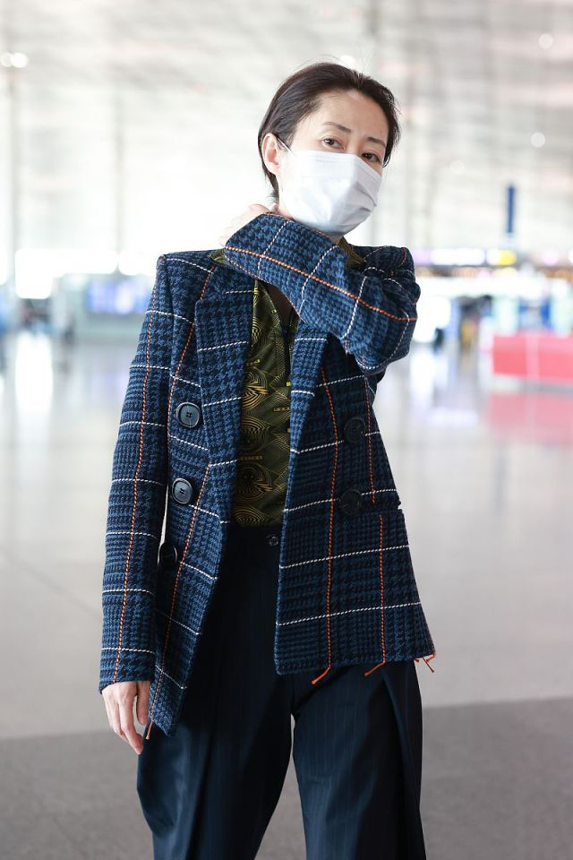 刘敏涛垫肩西装配缎面吊带,刘敏涛穿西装惊艳