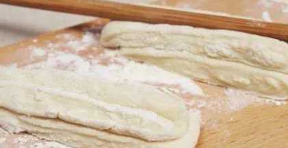 油条怎么做好吃又松软酥脆简单,油条的家常做法又软又酥