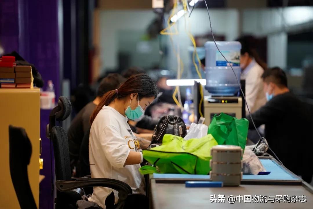 九成以上的翡翠销量通过直播完成?珠宝流通正在经历时代巨变