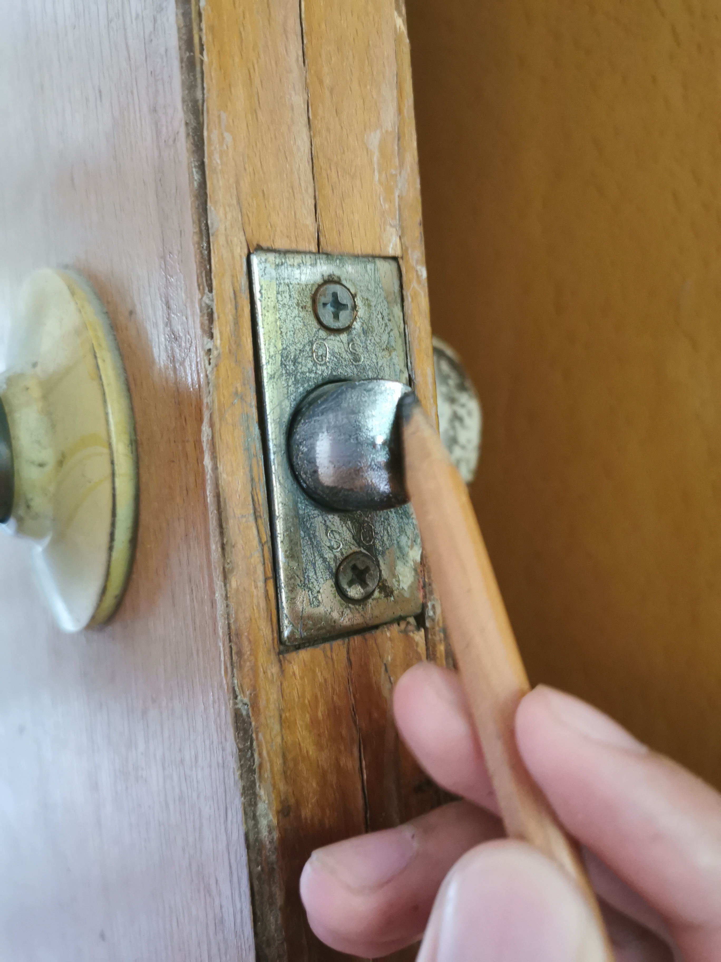 房间门锁扣生锈开关时费力怎么办,一支笔一分钟就能解决