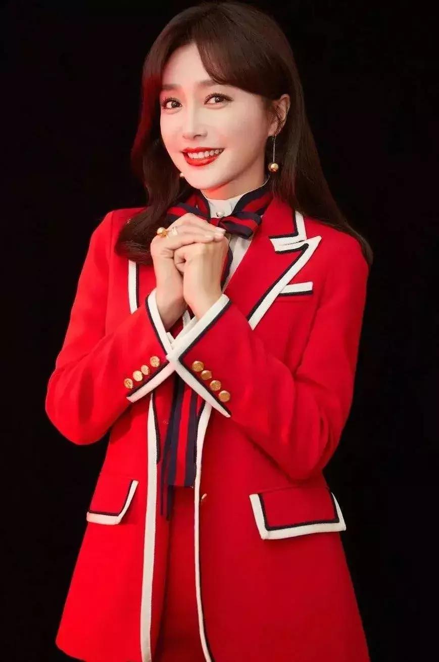 这篇春晚穿搭主要是来回(应)馈(付)社(老)会(板)的!