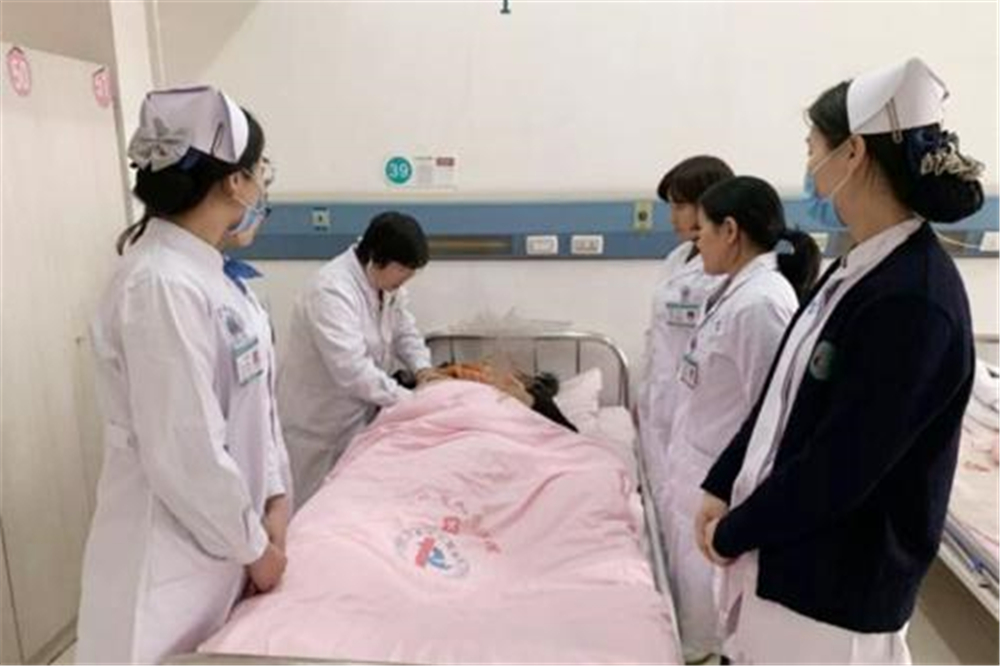 剖腹产妈妈亲子照,妈妈拍下宝宝淡定下床