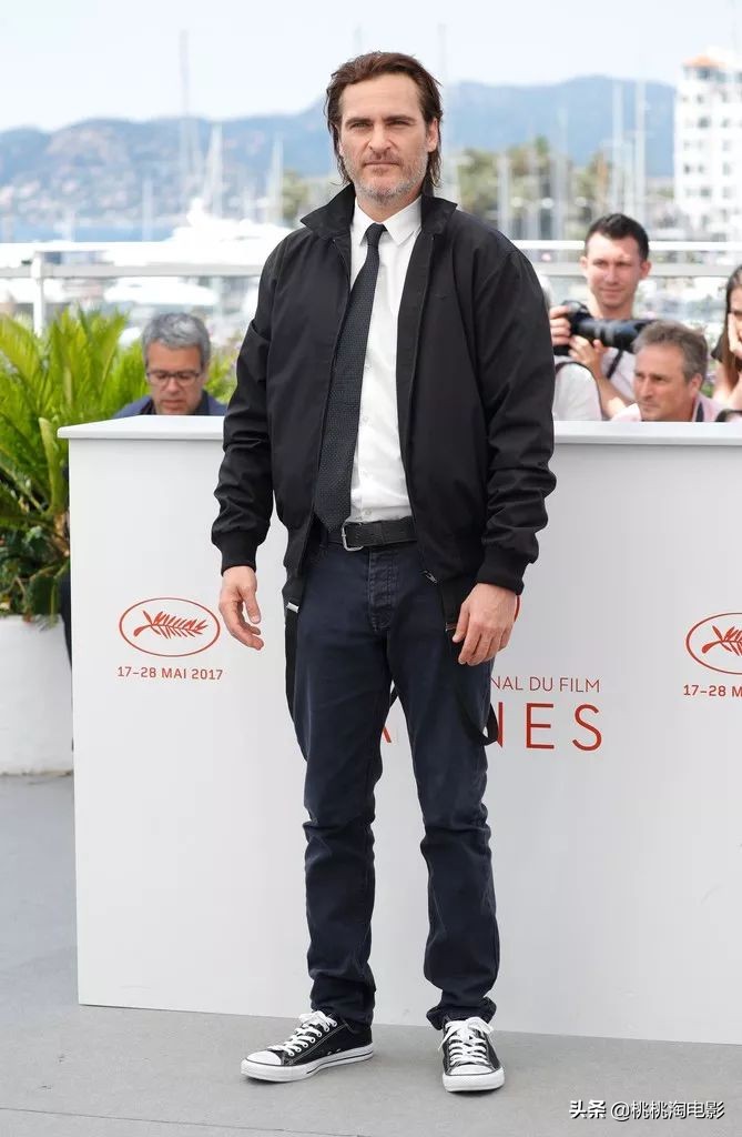 组图：爱穿匡威的男孩“小丑”华金·菲尼克斯《名利场》写真