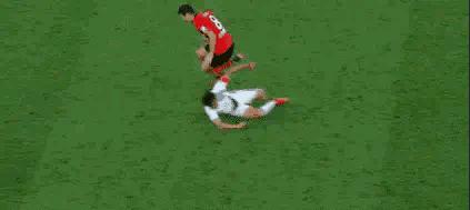 中超吐槽：郑龙掀翻中超最大牌外援，这个犯规有多恶劣