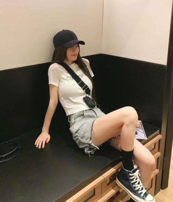 李小璐浴室晒自拍，羊毛卷发型越来越“玉女”，难怪不想复合