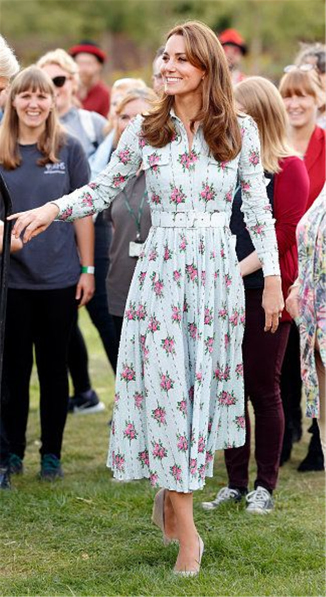 凯特有活动穿裙子吗,凯特穿紫色连衣裙