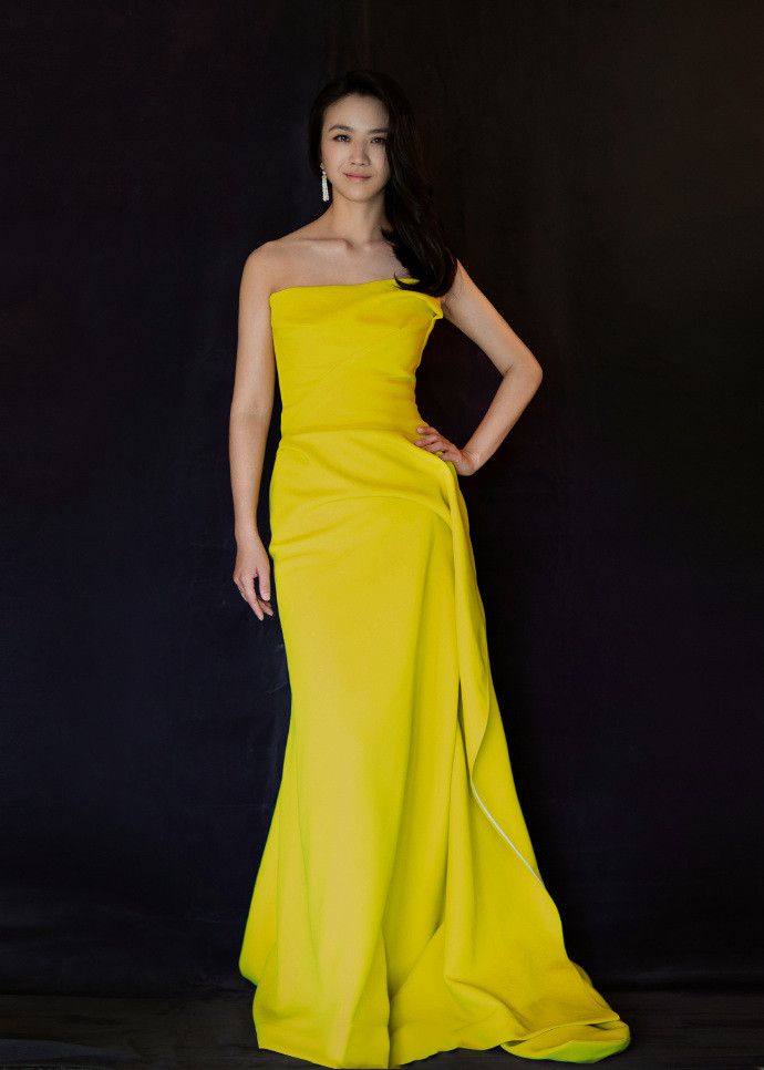 汤唯简单随性穿搭穿出满满大牌感,汤唯穿黑西装外套尽显气质