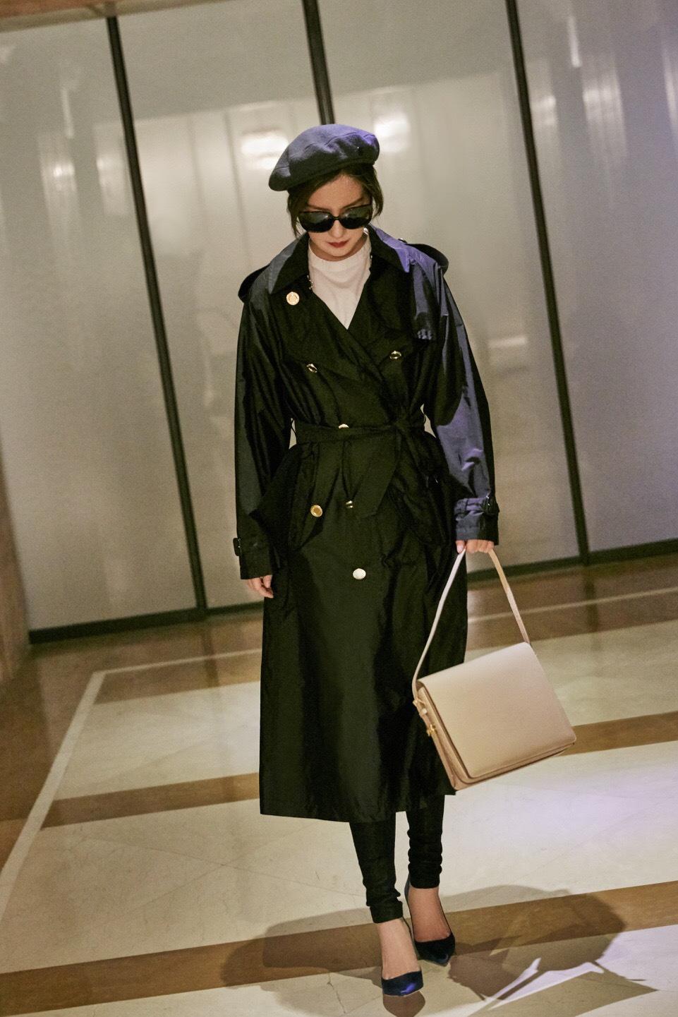 秋季搭风衣穿的鞋子,深蓝色风衣怎么搭配裤子和鞋子