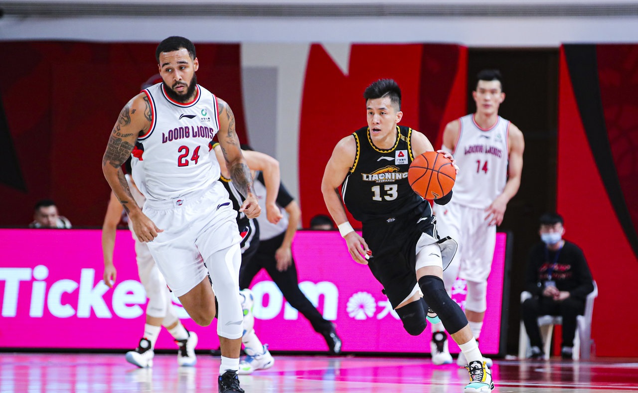 CBA三消息：郭士强骂人，山东惨败跌至第7，北控超级外援爆发