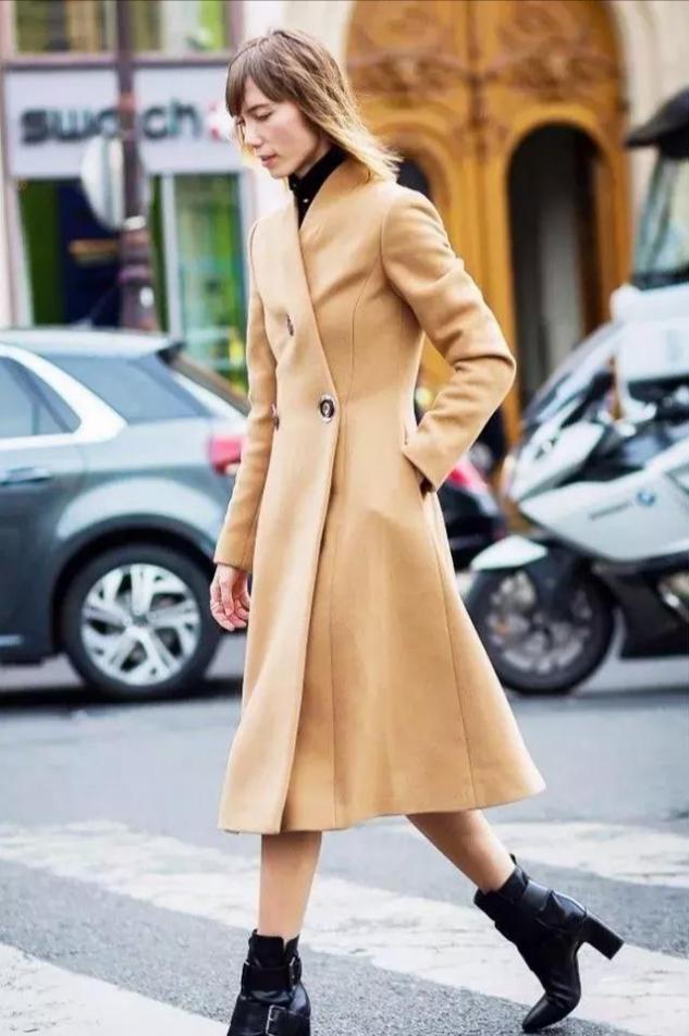 女生什么颜色的大衣显瘦还显白,驼色和深灰色毛呢大衣哪个显白