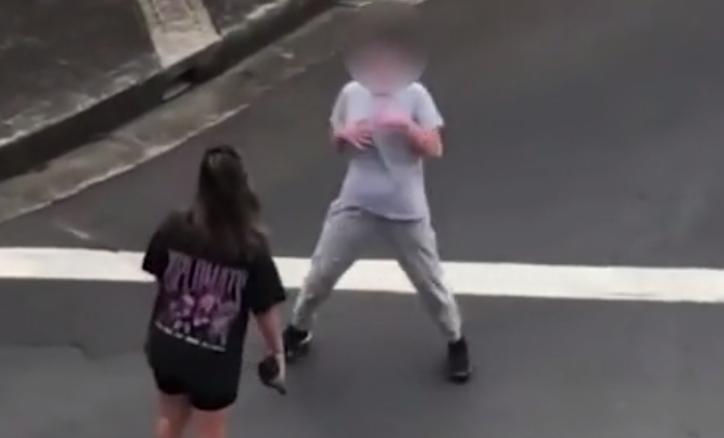 澳少女当街拦住2名亚裔女子，开口辱骂：亚洲狗，你们带来了病毒