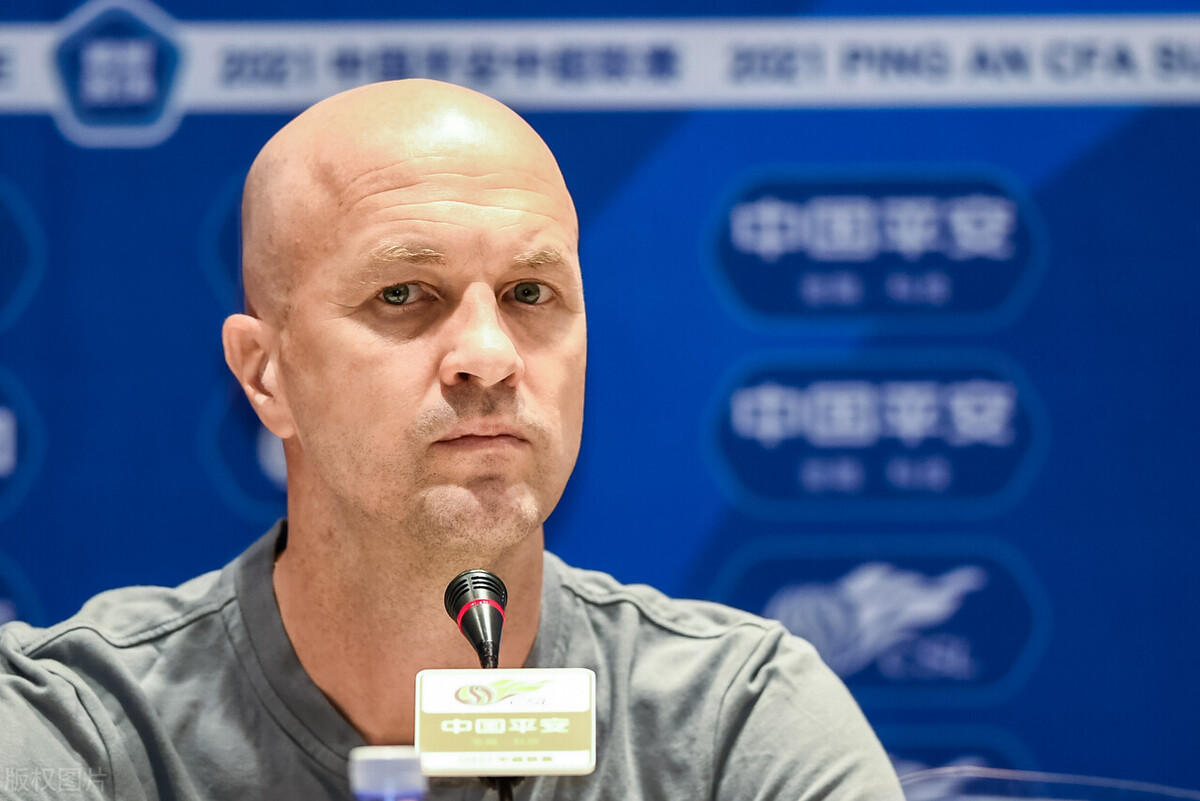 海报难改变现实！小球迷淋雨两小时后发问，深足外援不是很厉害吗